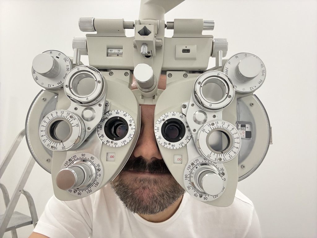 Luís a trabalhar entre tecnologia e símbolos